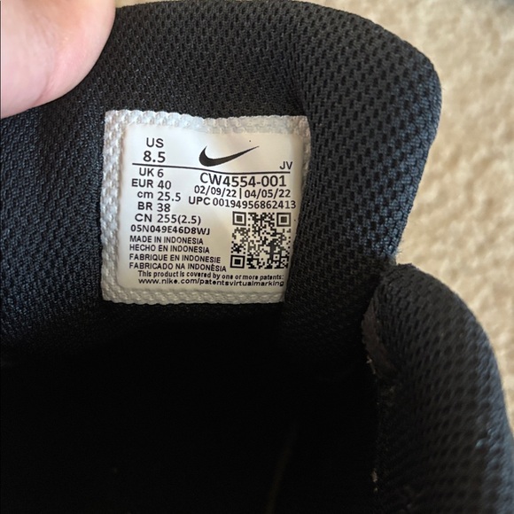 Nike Black and White women’s Running Sneakers - Picture 6 of 6